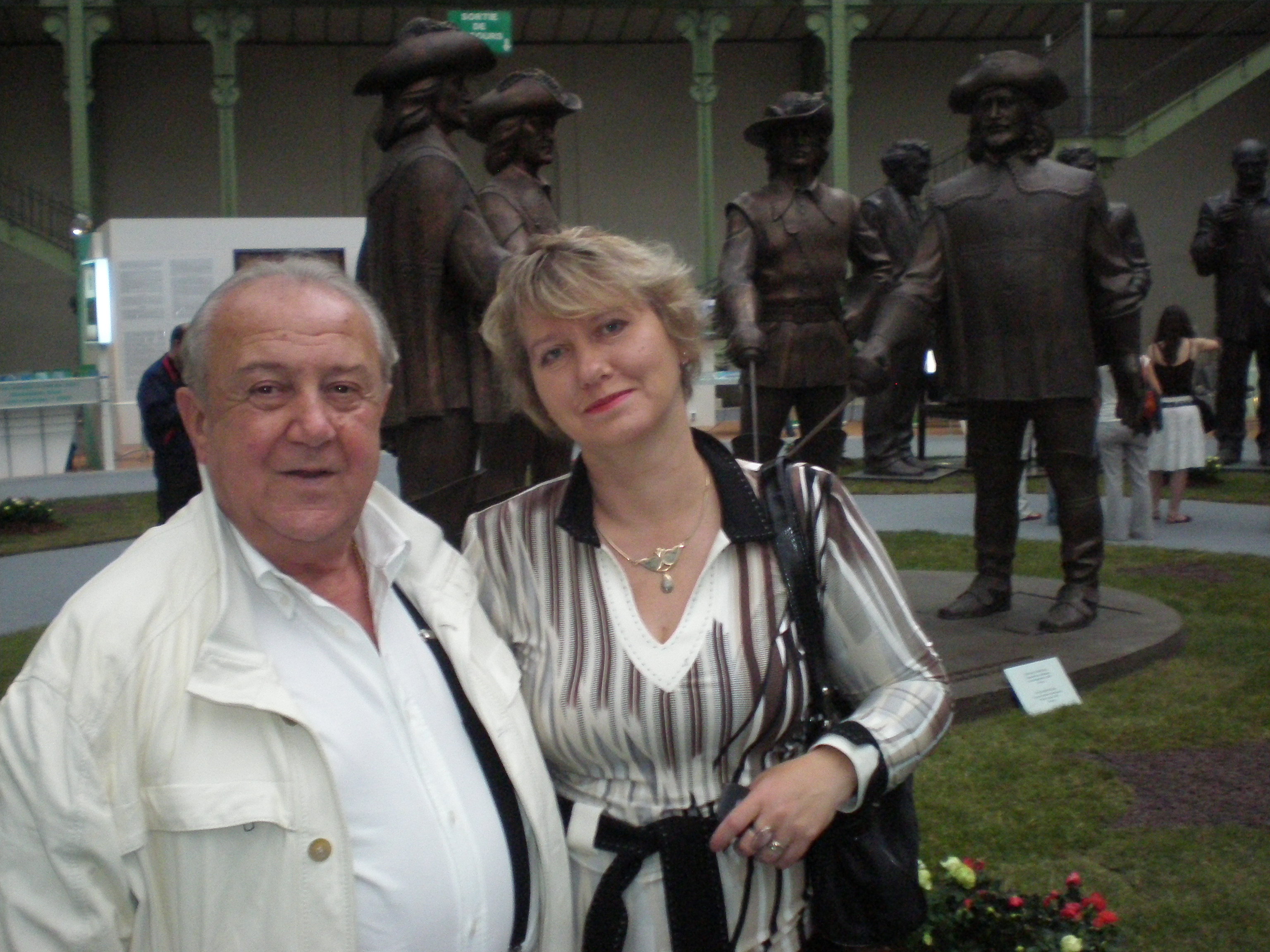 Zurab Tsereteli et Anna Filimonova au Grand Palais avant l'exposition Grandes Signatures Petits Formats